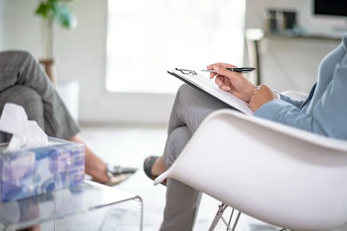 доктор проводит лечение невротического расстройства